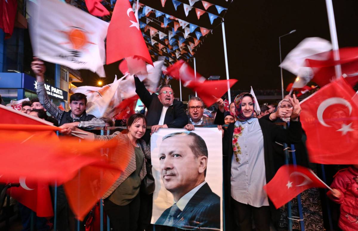 Erdogan "incoronato" all'estero: la riforma passa col voto tedesco