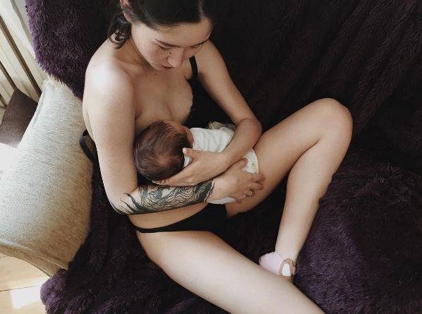 Kirghizistan, la figlia del presidente allatta a seno nudo su Instagram: è bufera