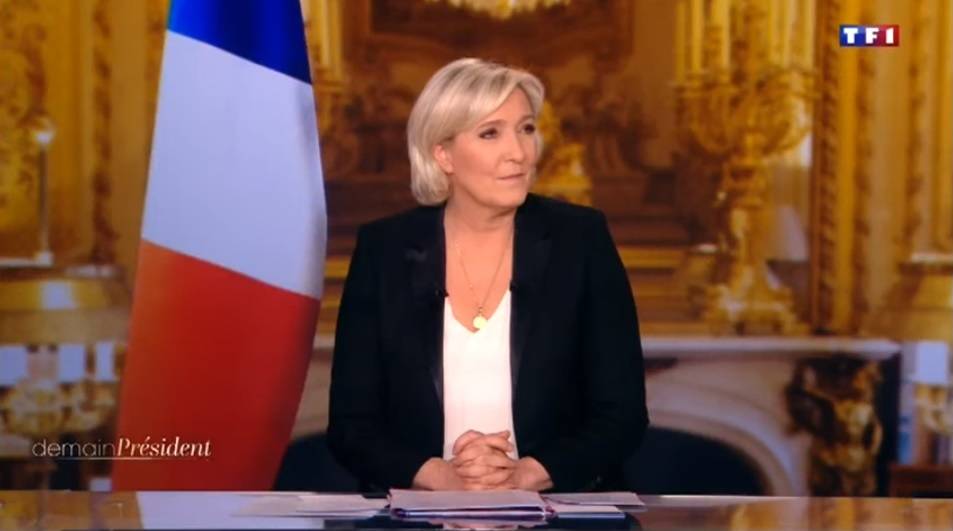 L'ultima provocazione della Le Pen: "No alla bandiera dell'Ue in studio" 