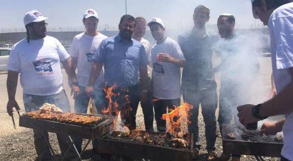 Barbecue degli israeliani contro lo sciopero della fame palestinese