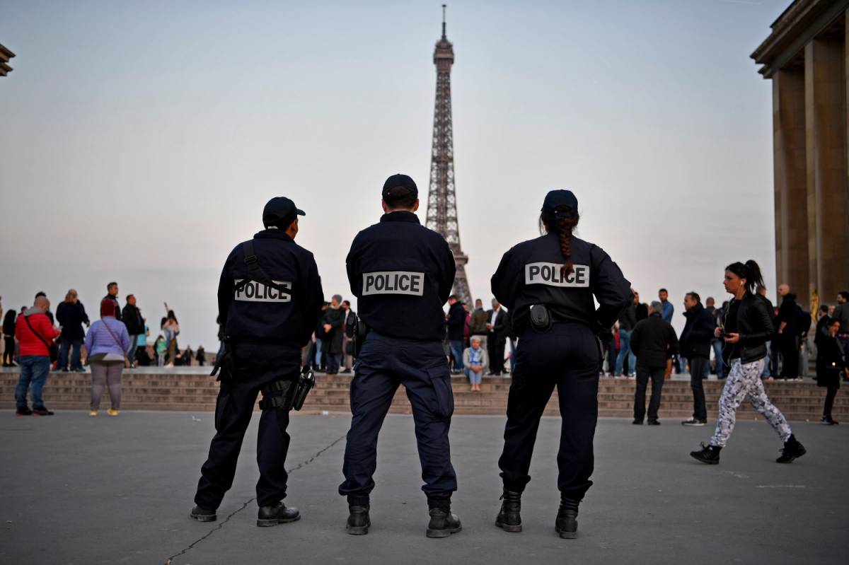 Parigi, la Tour Eiffel sarà circondata da un muro anti-terrorismo