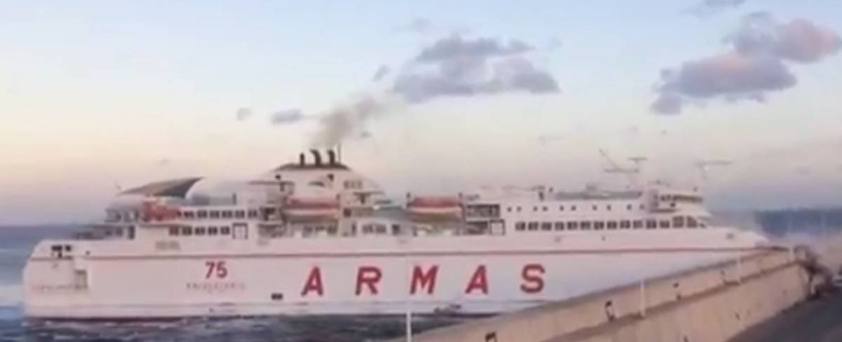 Las Palmas, traghetto si schianta contro il molo