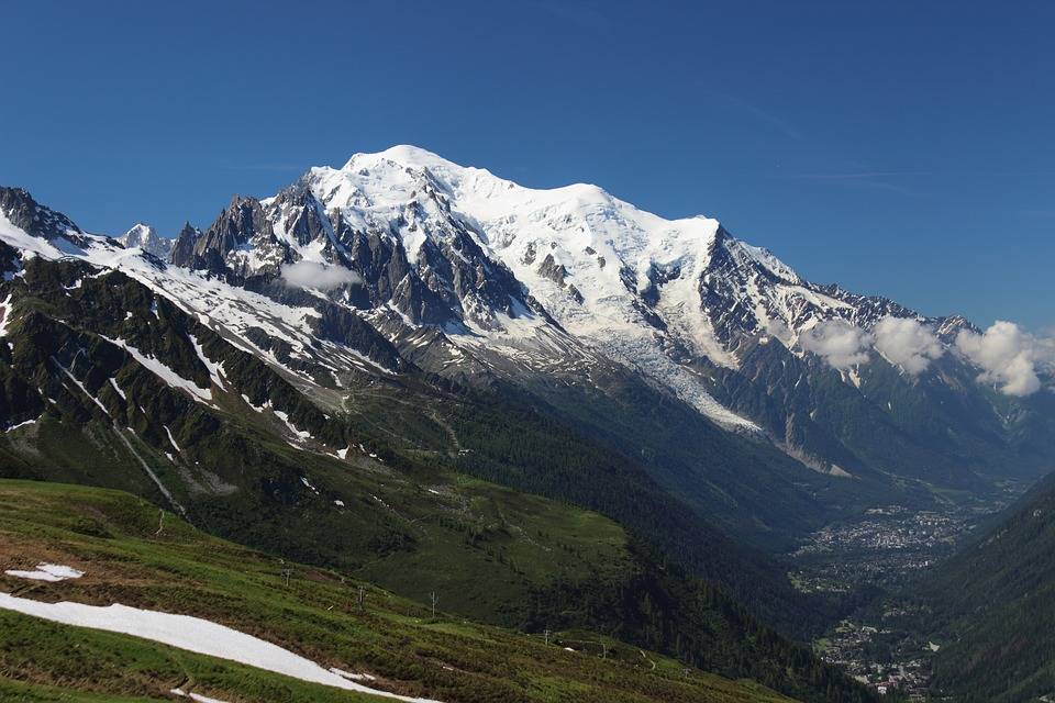 Francia, il prefetto impone il numero chiuso per scalare il Monte Bianco