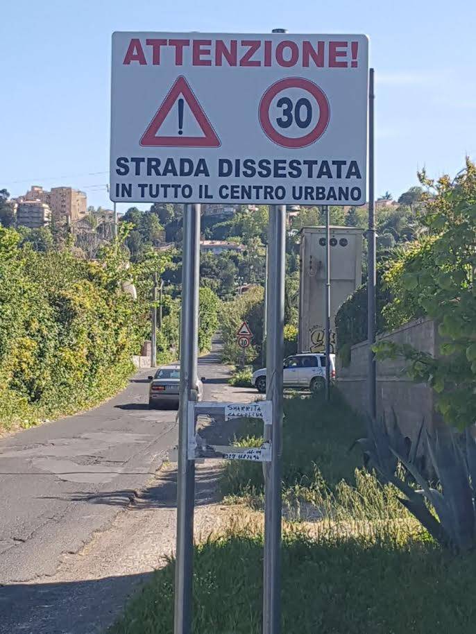 A Roma assurdi limiti di velocità "risolvono" il problema buche