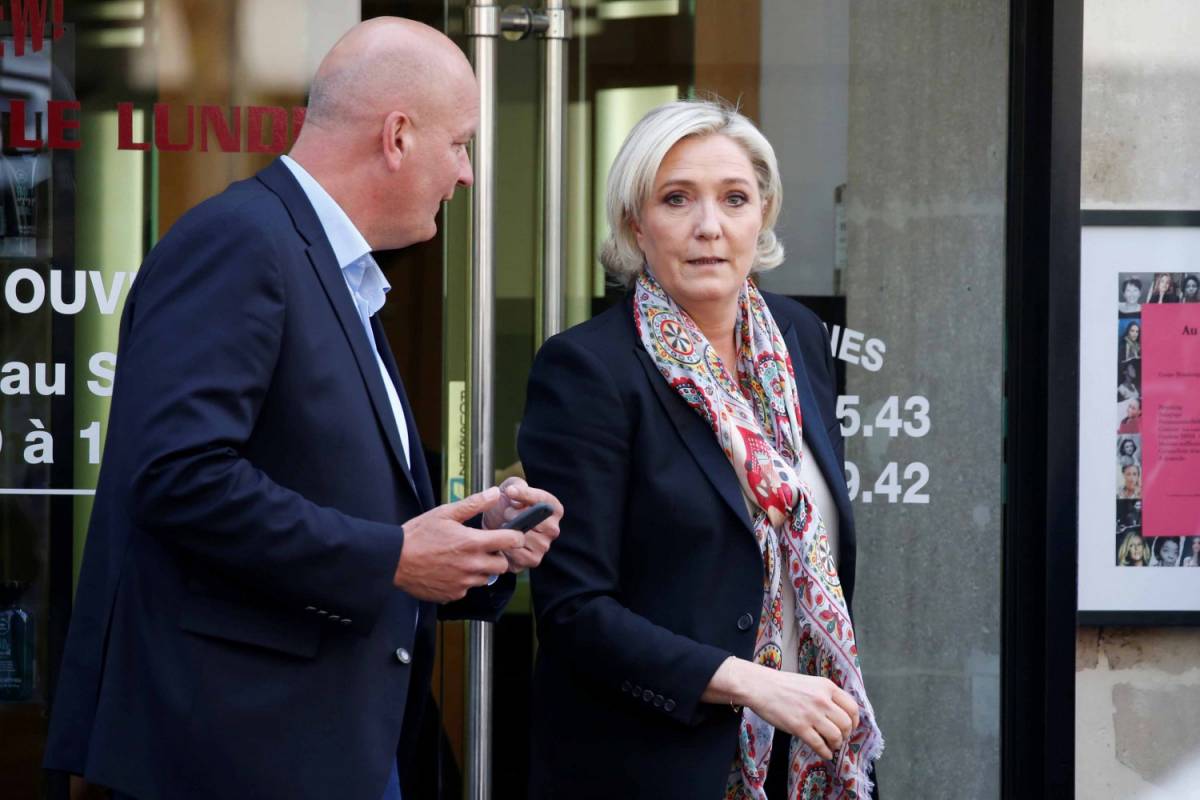 Sfida in fabbrica tra Macron e Le Pen
