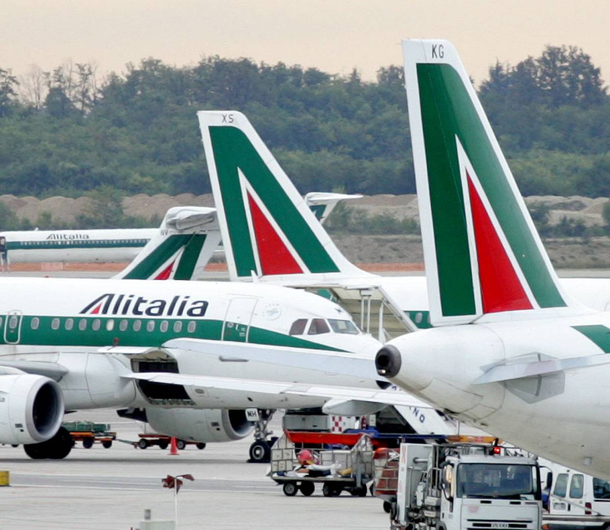 Alitalia, dopo gli snack via anche le salviettine a bordo