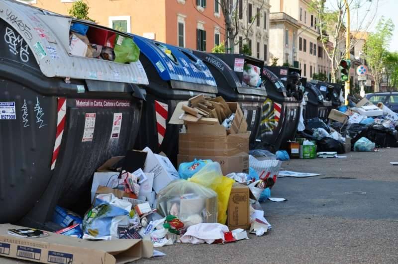 Roma sommersa dai rifiuti, cumuli anche ai Parioli