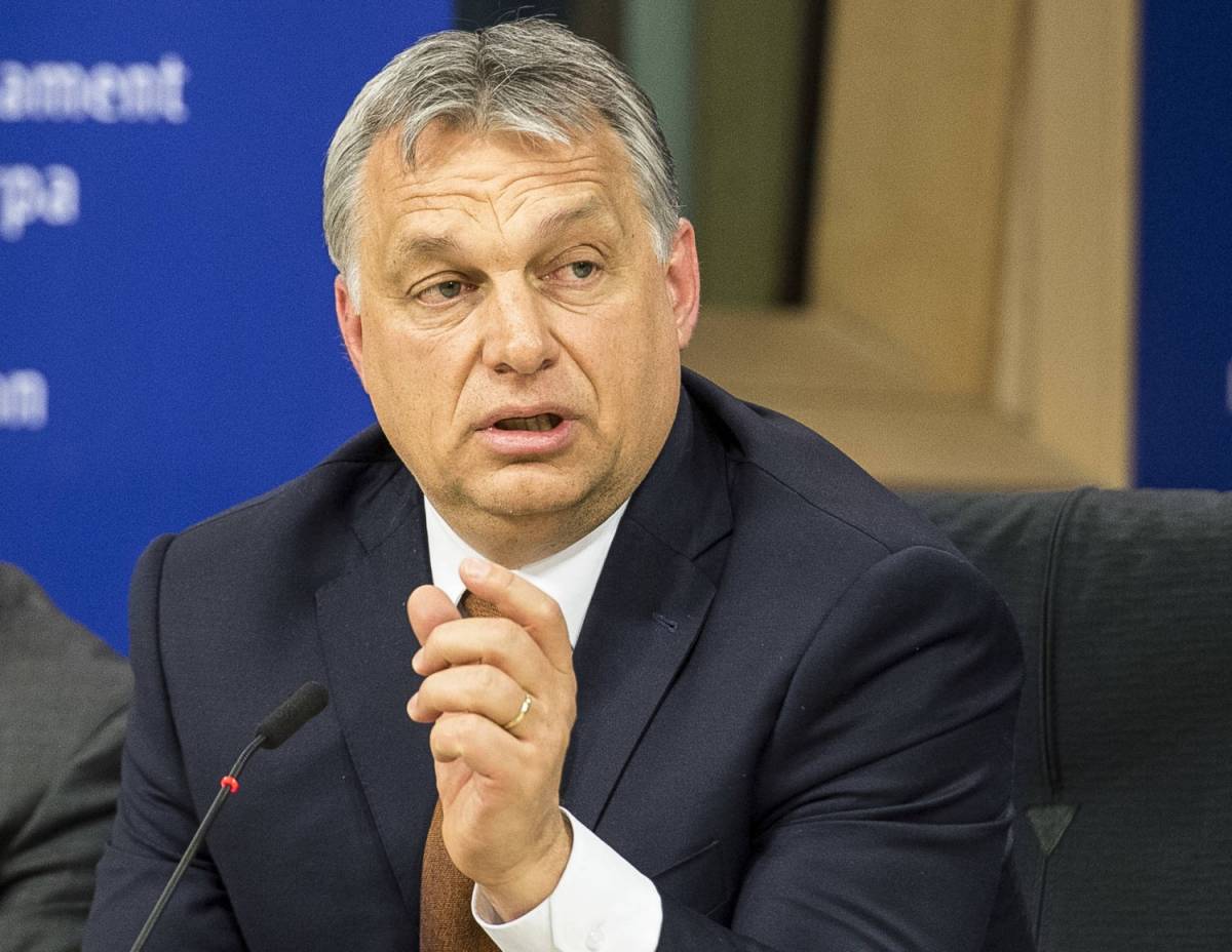Orban al Consiglio europeo: "Fermare invasione per restaurare democrazia"