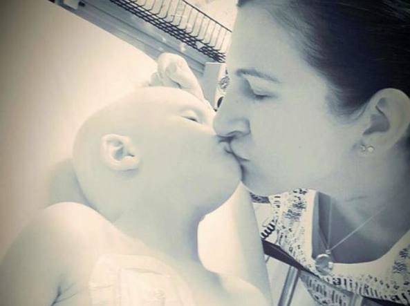 "Mamma, ti voglio bene", le ultime parole del piccolo malato di tumore commuovono il web