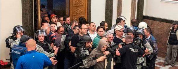 Macedonia, blitz in Parlamento l'assalto degli attivisti di destra
