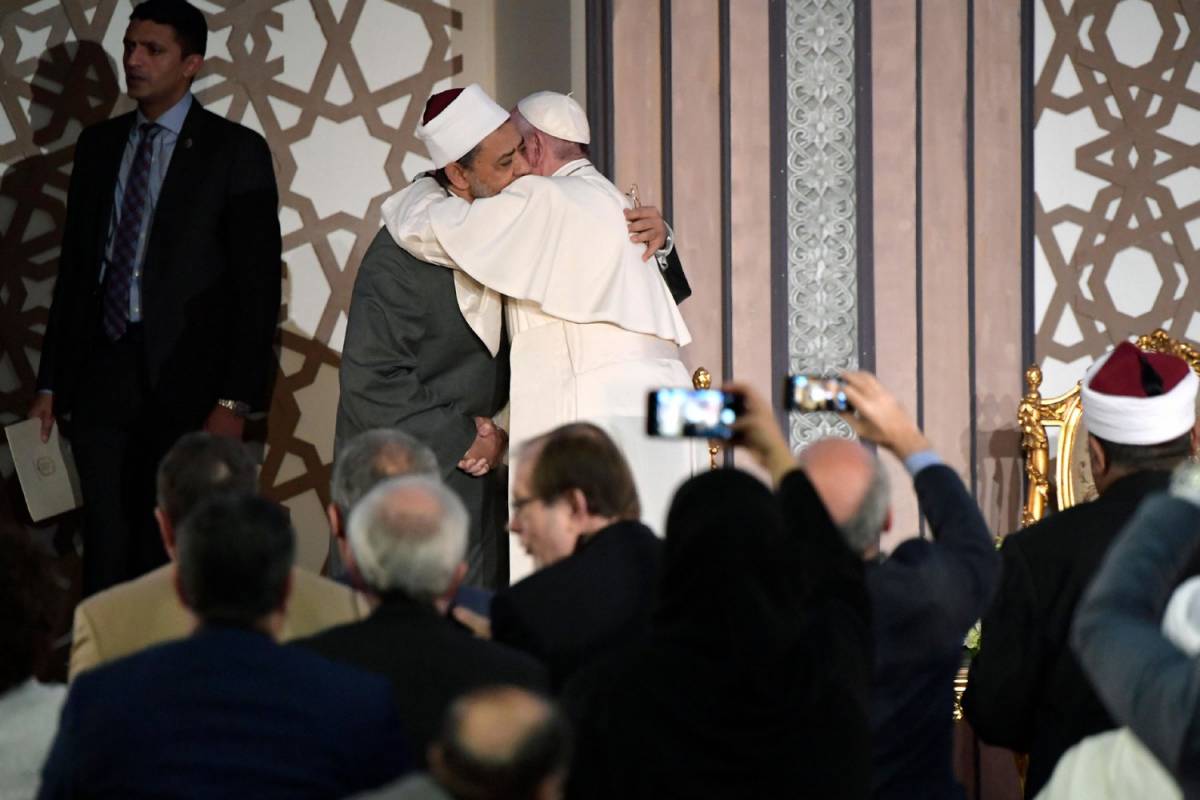 Il Papa abbraccia l'imam del Cairo: "Leader dell'islam smascherino i violenti"