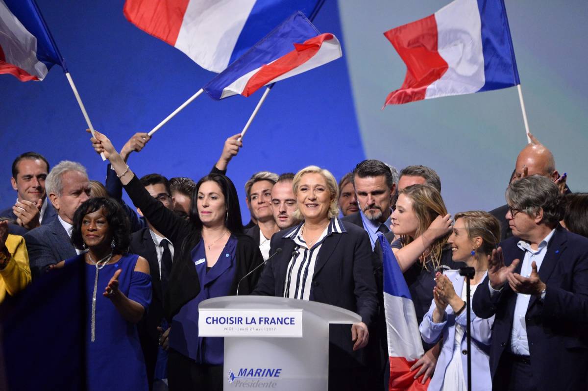 Francia, si riduce lo svantaggio di Le Pen su Macron