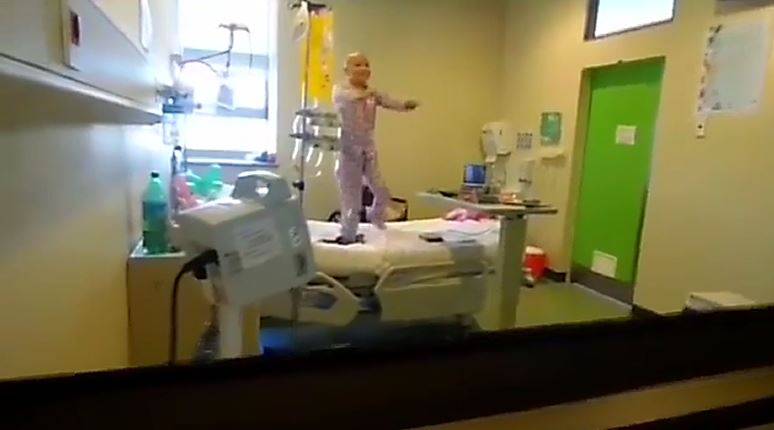 Cile, bimba malata di tumore balla "Despacito" all'ospedale
