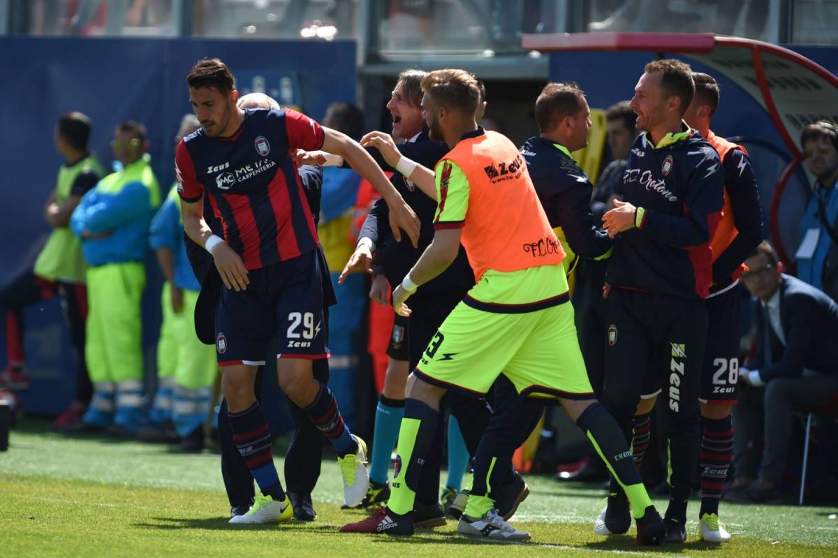 Serie A, il Milan non sfonda a Crotone: l'Inter può agganciare i rossoneri