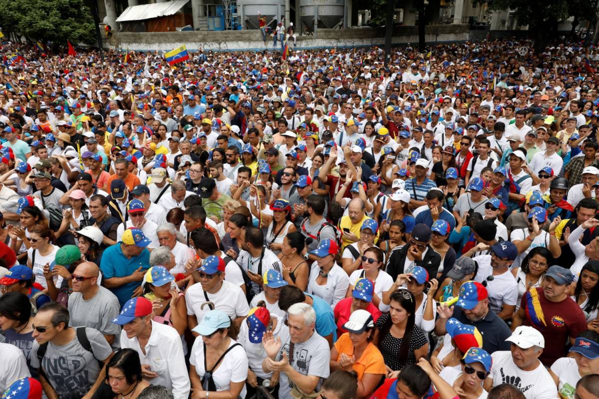 Maduro sempre più solo e violento, altri 37 morti