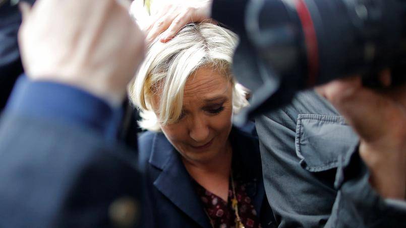 Francia, lancio di uova contro Le Pen. E Macron la denuncia dopo l'accusa sui conti all'estero
