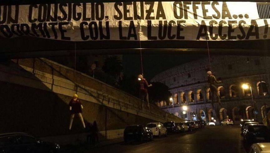 Roma, manichini impiccati con la maglia giallorossa al Colosseo: "Dormite con la luce accesa"