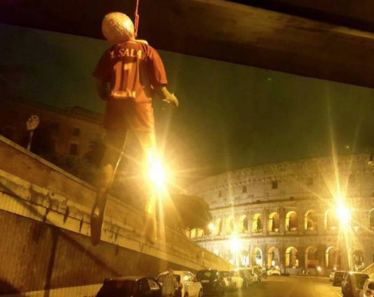 E al Colosseo manichini di calciatori impiccati