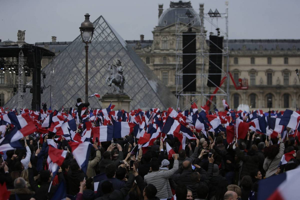 Quella marcia da "grandeur" davanti al Louvre, l'Inno alla Gioia e la Piramide  massonica...
