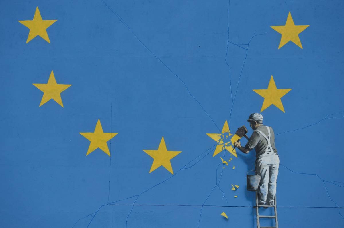 Operaio rimuove una stella della bandiera Ue: la Brexit nel murales di Banksy