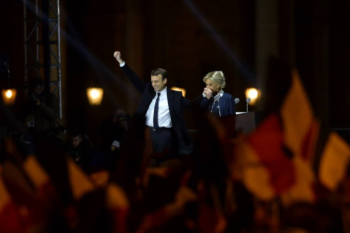 La Francia di Macron: decreti e una poltrona per la moglie