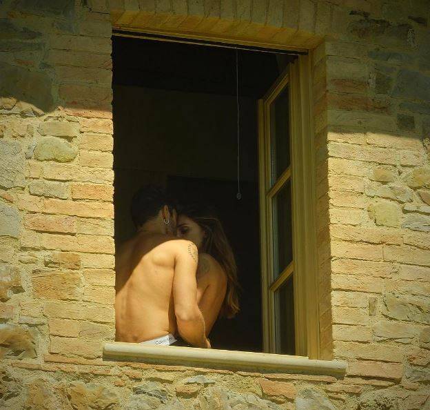 Belen Rodriguez a seno nudo con Iannone: ecco cosa si nasconde dietro la foto