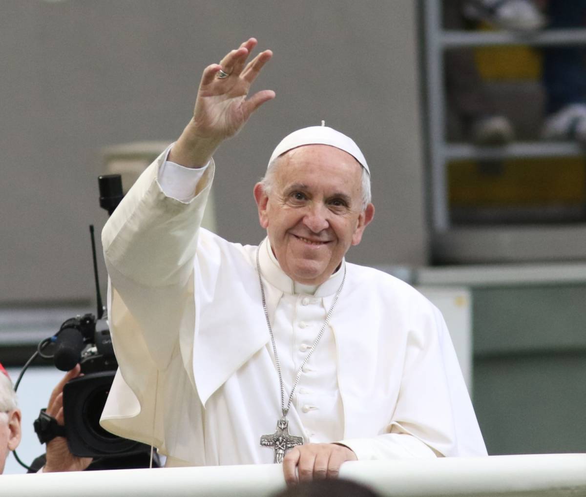 Papa Francesco: "Mai discriminare tra cristiani e non, accogliere tutti"