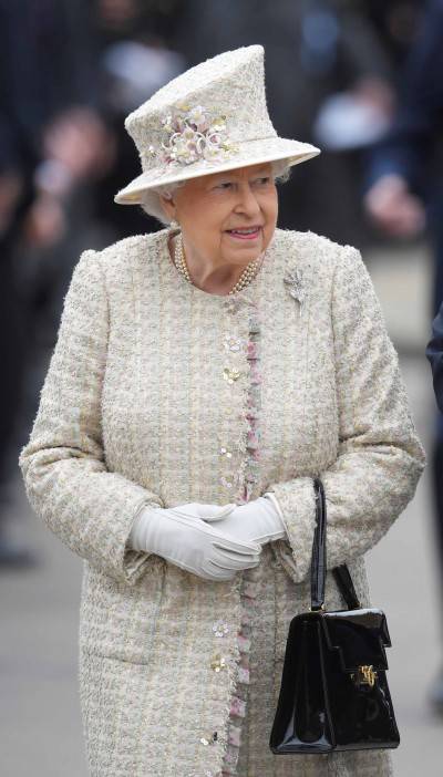 Gb, Elisabetta II rinvia il "Queen speach"
