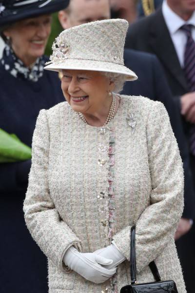 Bimba di 5 anni scrive alla regina Elisabetta: "Voglio un cigno". E Sua Maestà glielo regala
