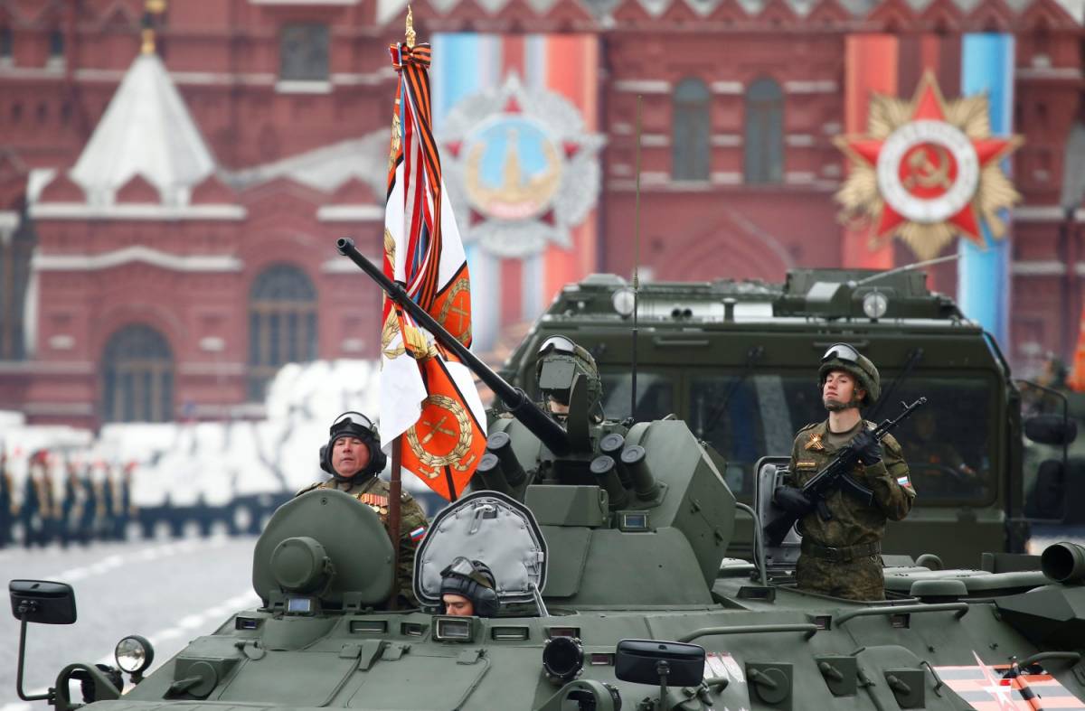 Mosca, alla parata della Vittoria sfilano pure i missili per l'Artide