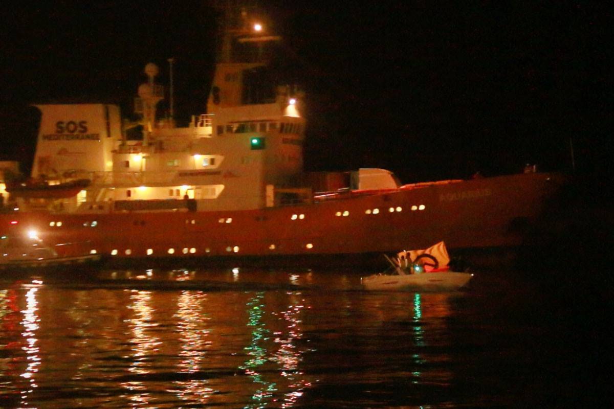 Migranti, blitz contro l'Ong: identiatari bloccano la nave che va in Libia
