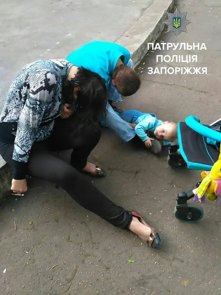 Ucraina, genitori ubriachi in strada si dimenticano del figlio