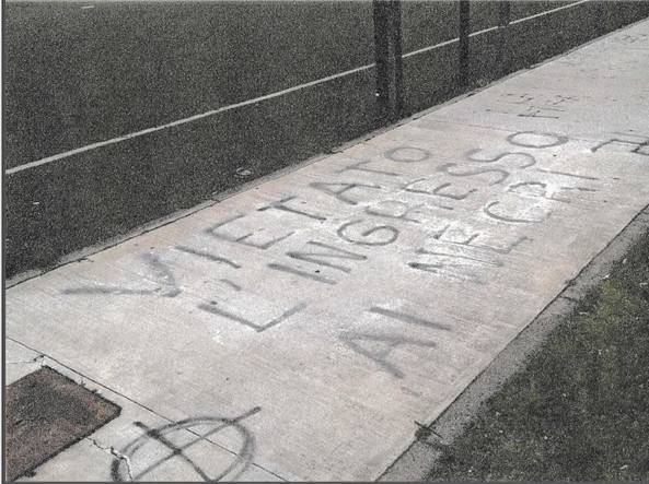 Milano, scritta choc al parco giochi: "Vietato l'ingresso ai negri"