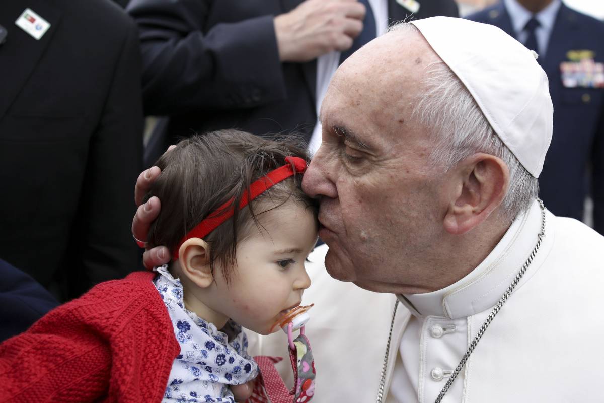 Il Papa a Fatima "pellegrino di pace"