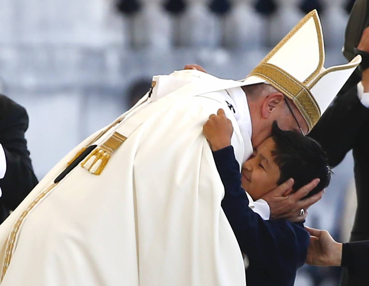 Il Papa abbraccia il miracolato. "Medjugorje non vale niente"