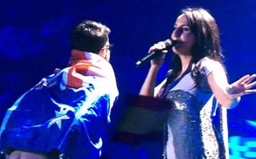 Eurovision, imbarazzo in diretta: australiano sale sul palco e mostra il lato b