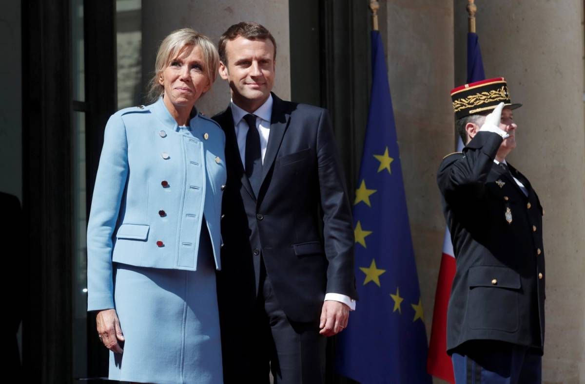 Francia, Macron vuole status e soldi per Brigitte: una petizione per impedirlo