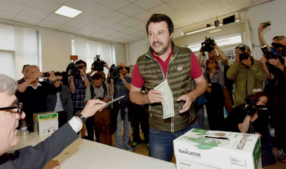 Primarie, Salvini vince con l'82%. Bossi: "Con lui, la Lega è finita"