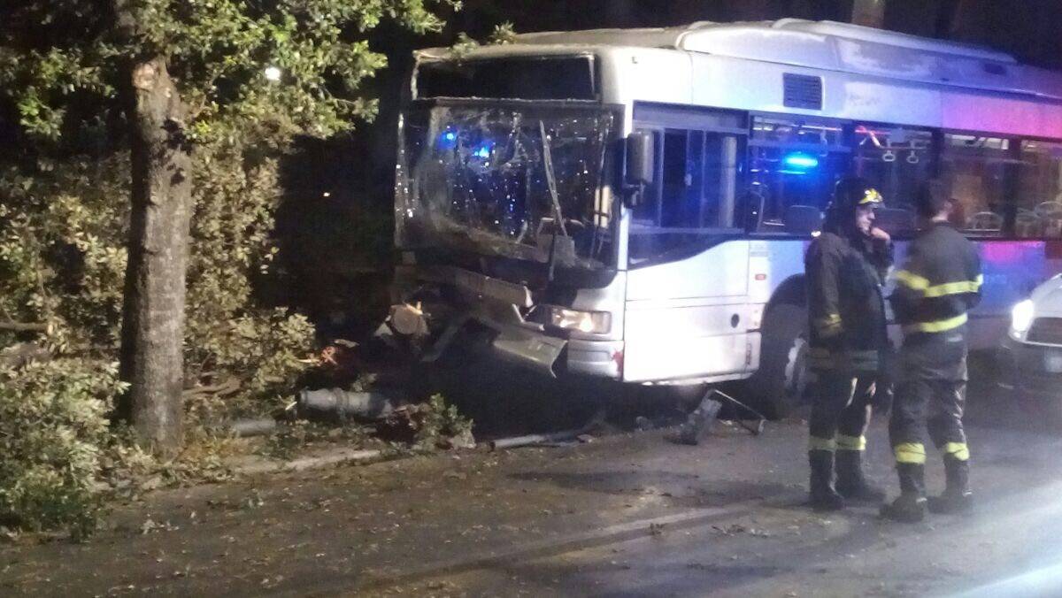 Roma, autobus si schianta contro un albero a Villa Borghese