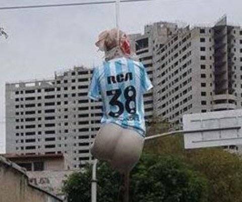 Buenos Aires come Roma: tifosi dell'Indipendiente impiccano manichino