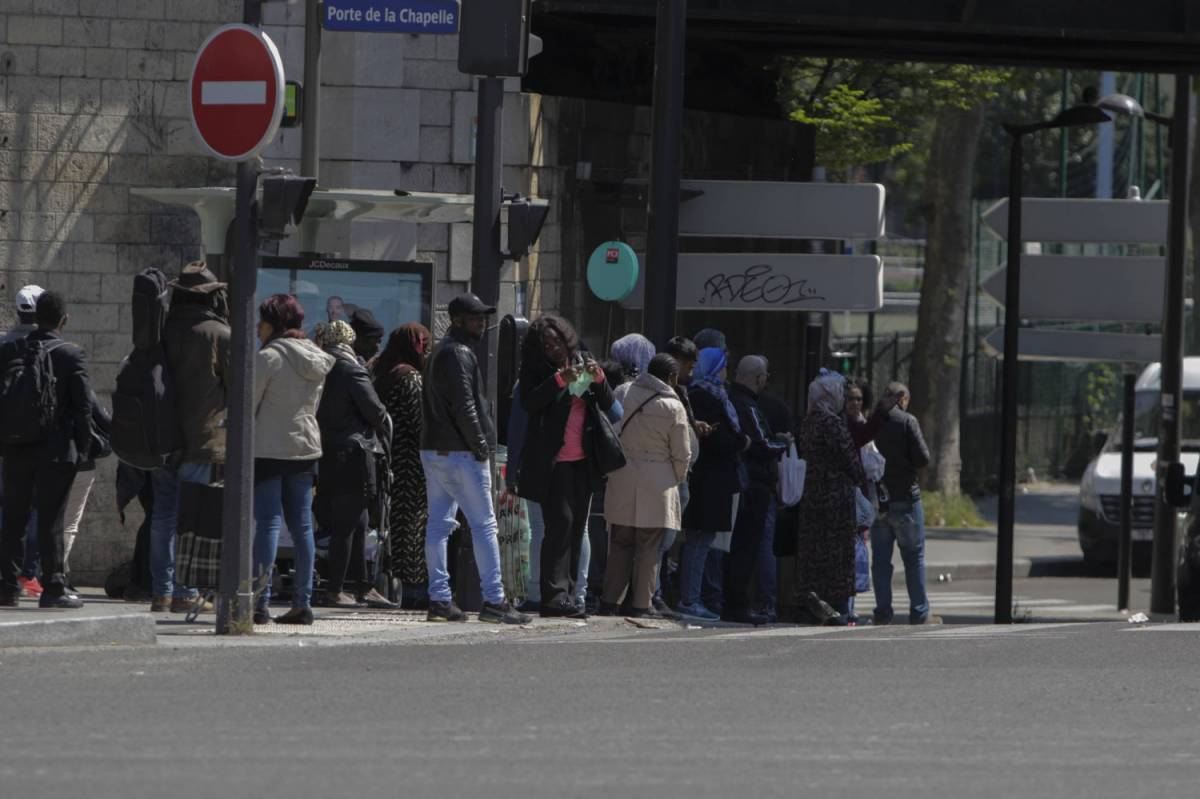 Gli islamisti sui bus di Parigi: autista caccia donna con la gonna corta