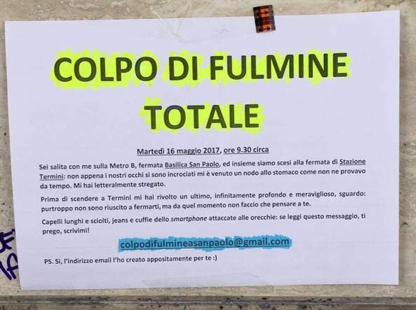 Roma, colpo di fulmine in metro. Il cartello d'amore diventa virale