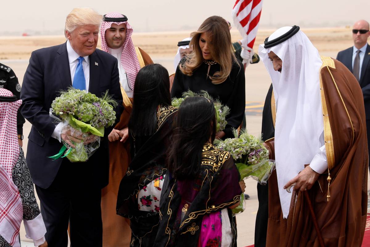 Trump con Melania (senza velo) in Arabia