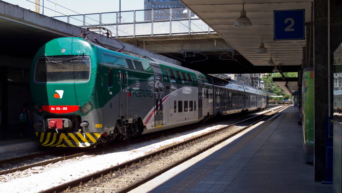 Paura sul treno Lecco-Milano: migrante molesta tre donne e una minore