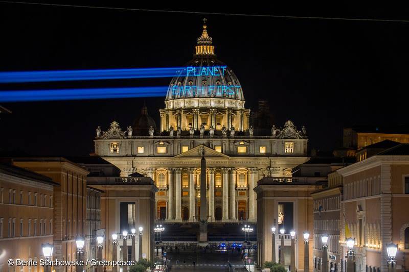 Blitz di Greenpeace a San Pietro: "Planet Earth First!"