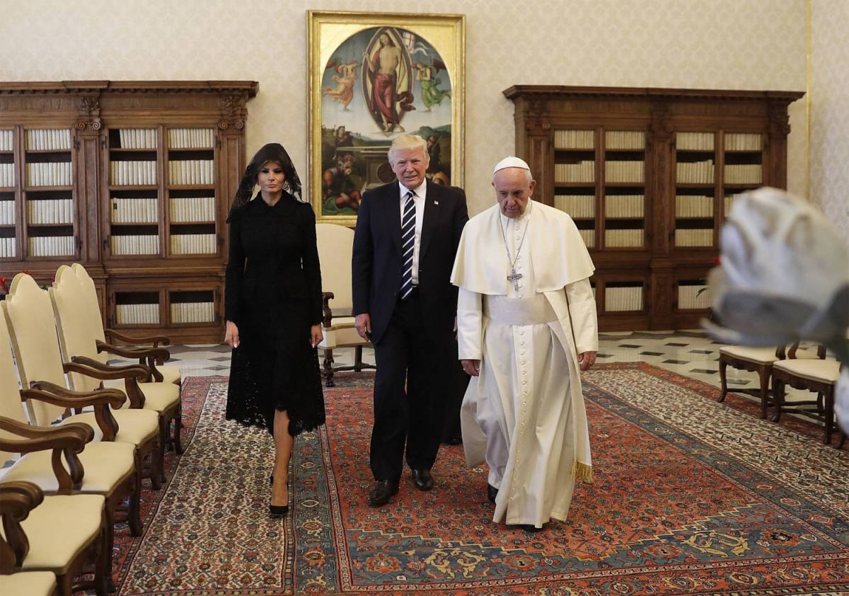 Trump e Melania in Vaticano: stretta di mano con Bergoglio