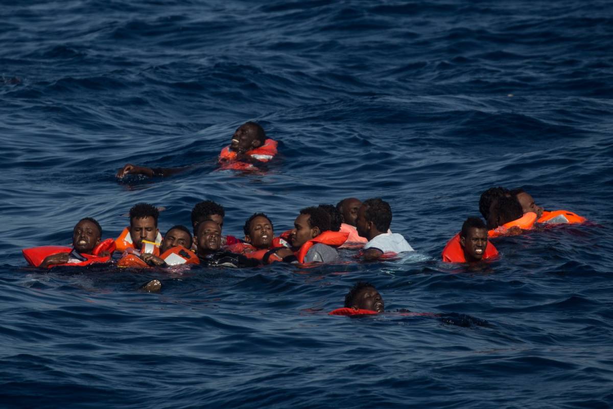 Tunisia, nave da guerra sperona barca di migranti: almeno 8 morti