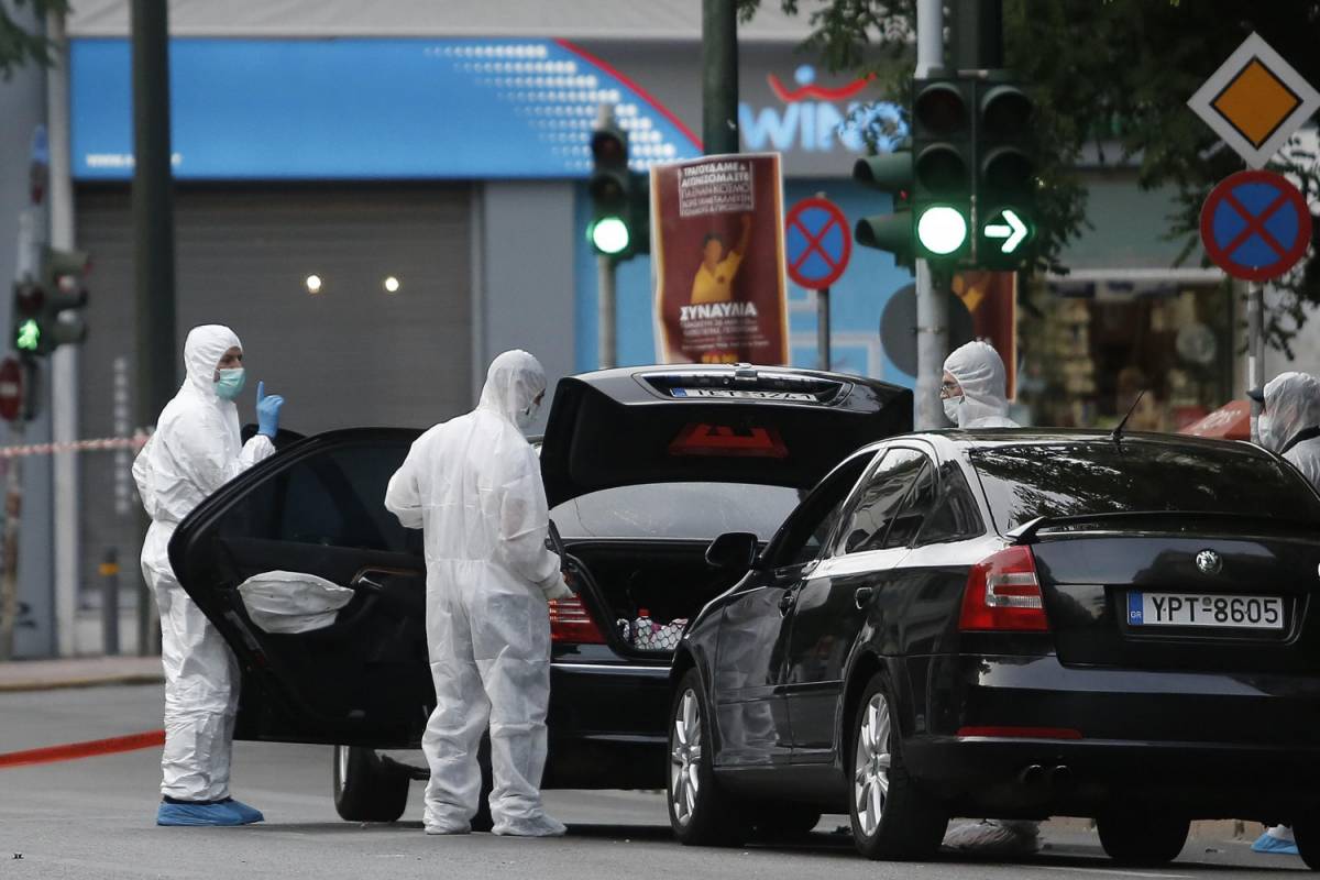 Bomba nell'auto di Papademos, ferito l'ex premier greco