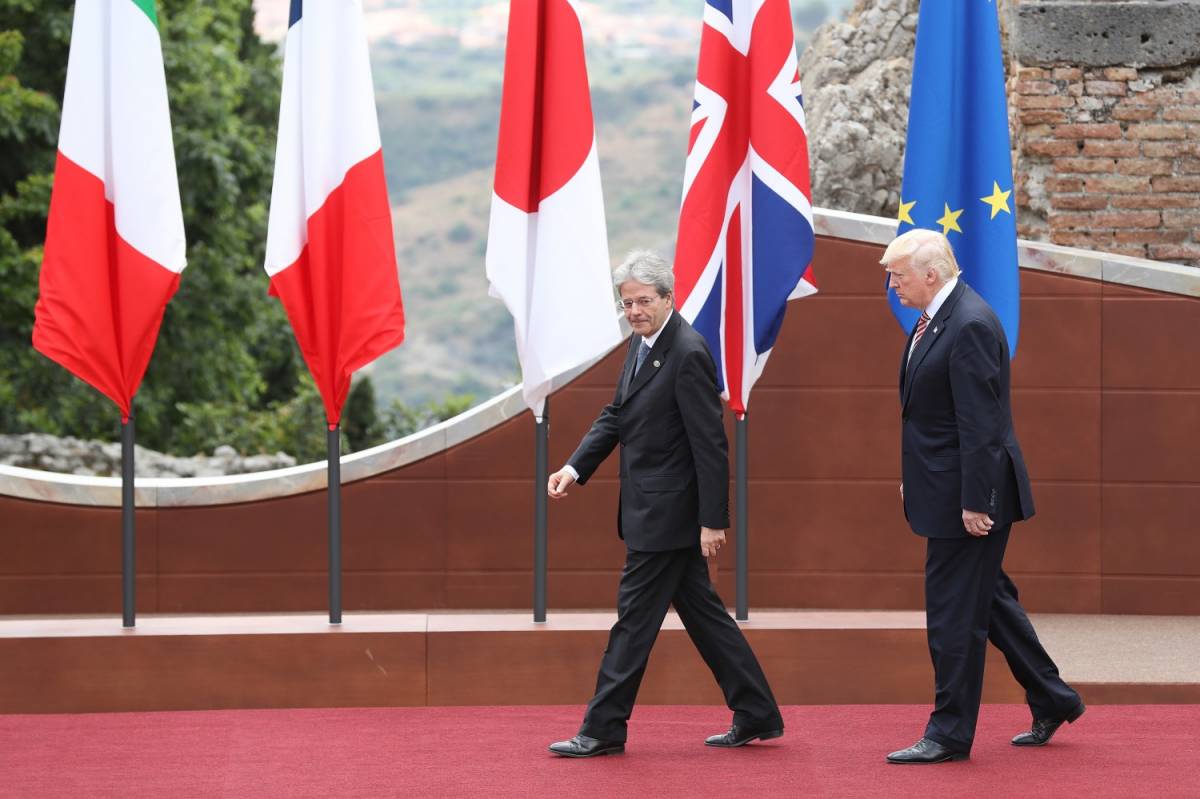 G7, Trump arriva in ritardo: Gentiloni lo aspetta all'ingresso