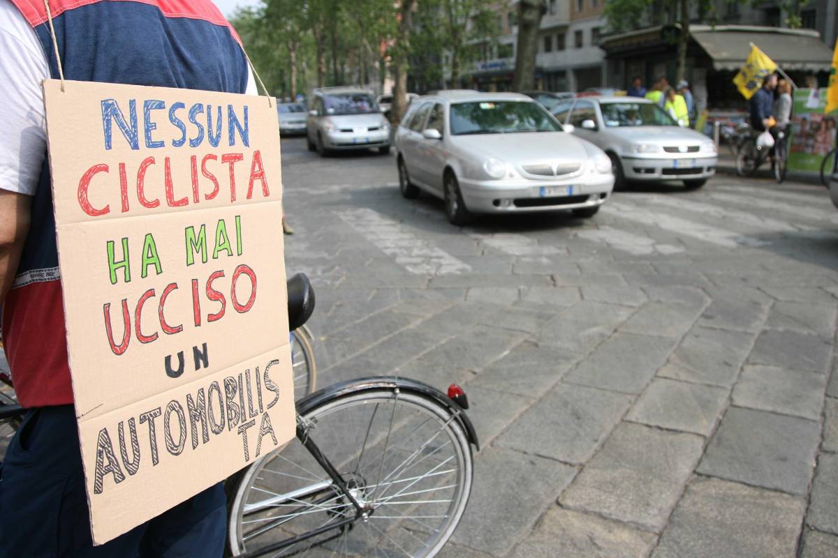 Via alla campagna per pedalare più sicuri: "Ogni 35 ore muore una persona in strada"